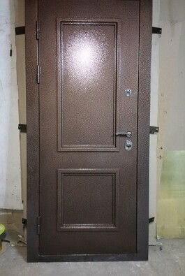 Железная дверь окрашенная порошковой краской
