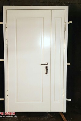 Белая полуторная входная дверь цвета белый шелк