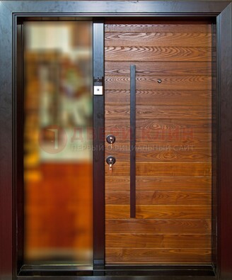 Коричневая входная дверь c МДФ панелью и стеклом ЧД-38 в частный дом в Орле