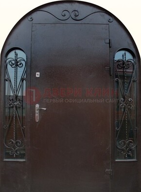 Арочная дверь со стеклом и ковкой ДА-16 под старину в Орле