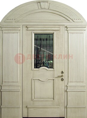 Белая входная дверь массив со стеклом и ковкой ДА-49 в Орле
