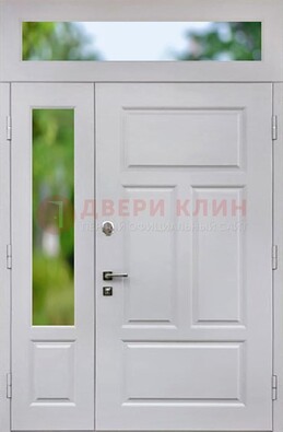Белая полуторная железная дверь со стеклом и фрамугами ДФГ-10 в Орле