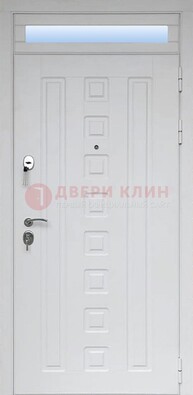 Белая металлическая дверь с фрамугой для коттеджа ДФГ-21 в Орле