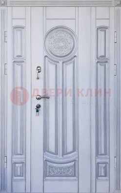 Белая двухстворчатая дверь с массивом дуба ДМД-72 в Орле