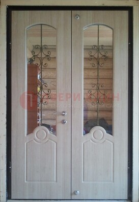 Парадная дверь со стеклянными вставками и ковкой ДПР-23 в деревянный дом в Орле