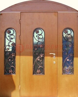 Парадная дверь со стеклянными вставками и ковкой ДПР-28 в общественное здание в Сургуте