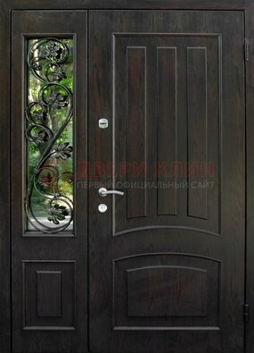 Парадная дверь со стеклянными вставками и ковкой ДПР-31 в кирпичный дом в Орле
