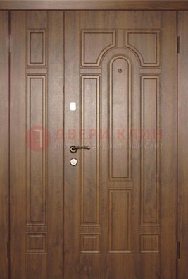 Двухстворчатая коричневая парадная дверь ДПР-48 в Сургуте