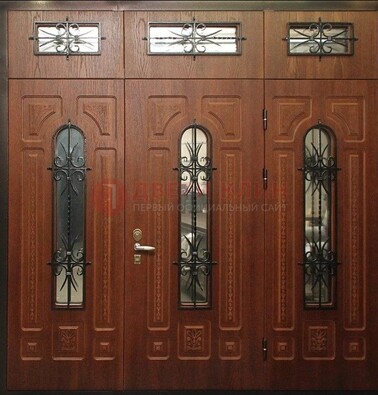 Парадная дверь с металлическими вставками и ковкой ДПР-72 в дом в Орле