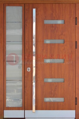 Коричневая металлическая дверь со стеклом ДС-72 в Орле