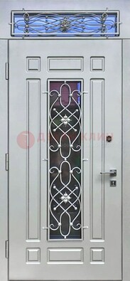 Белая железная дверь со стеклом и ковкой с верхней фрамугой ДСК-112 в Орле