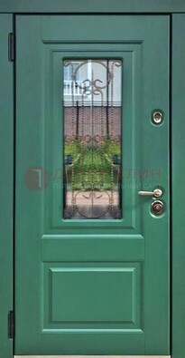 Зеленая металлическая дверь со стеклом и ковкой ДСК-113 в Орле
