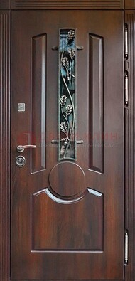 Темная железная дверь со стеклом и ковкой для кирпичного дома ДСК-136 в Луховицах