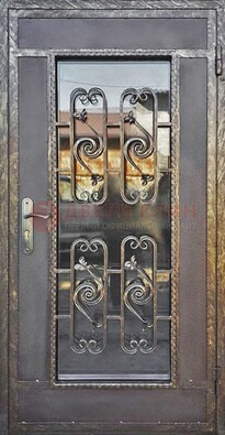 Коричневая наружная дверь порошок со стеклом и ковкой ДСК-160 в Орле