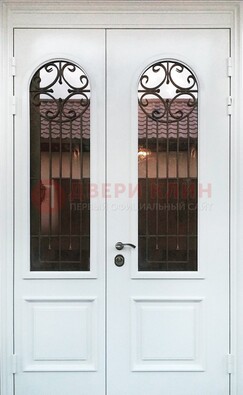 Белая стальная дверь стекло с ковкой и филенкой ДСК-201 в Орле