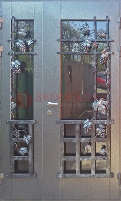 Распашная уличная дверь Порошок со стеклом и ковкой ДСК-221 в Орле