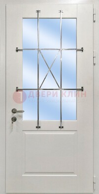 Белая простая железная дверь Винорит со стеклом и ковкой ДСК-257 в Орле