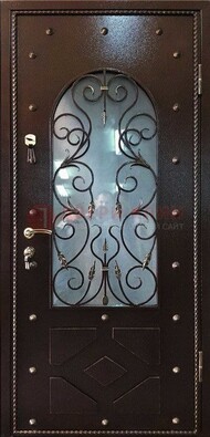 Влагостойкая дверь со стеклом и ковкой с декором ДСК-37 в Смоленске
