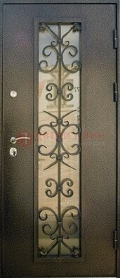 Входная дверь Дверь со стеклом и ковкой черного цвета ДСК-76 для веранды в Орле