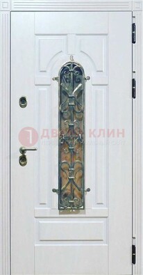 Белая остекленная металлическая дверь с ковкой ДСК-98 в Химках