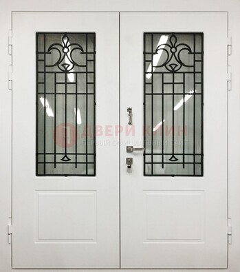 Белая двухстворчатая уличная дверь Винорит со стеклом ДСТ-4 в Орле