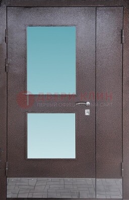 Коричневая тамбурная дверь со стеклянными вставками ДТМ-21 в Орле