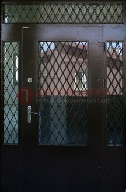 Коричневая тамбурная дверь со стеклянными вставками и ковкой ДТМ-32 в Орле