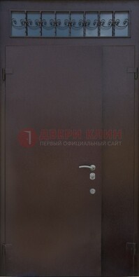 Коричневая тамбурная дверь со стеклянными вставками и ковкой ДТМ-39 в Орле