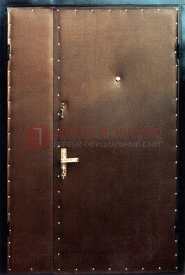 Коричневая тамбурная дверь с оформлением ДТМ-40 в Орле
