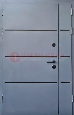 Серая металлическая тамбурная дверь с молдингами ДТМ-42 в Орле