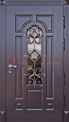 Темная уличная дверь с виноритом и стеклом с ковкой ДВТ-164 в Кубинке