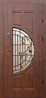 Стальная коричневая дверь с виноритом и ковкой ДВТ-82 в Орле