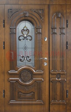 Коричневая двухстворчатая железная дверь с МДФ и витражом ВЖ-32 в Орле