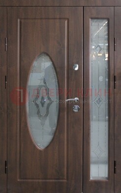 Коричневая двухстворчатая железная дверь с МДФ и витражом ВЖ-33 в Орле